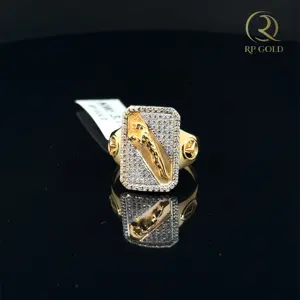 Bague en or pour homme avec un design rectangulaire unique et une surface sertie de diamants, bijou moderne et élégant pour homme. - Product Image 1