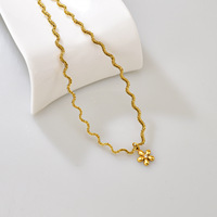 Collier tendance en acier inoxydable plaqué or avec breloques géométriques en strass et pendentif en zircon blanc sur chaîne à maillons