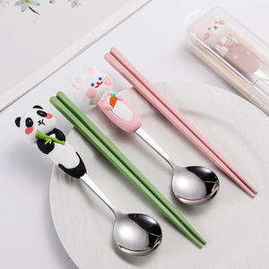 Juego de cuchara y palillos con forma de oso para niños, cubiertos portátiles de acero inoxidable 304 para uso durante las comidas de niños y estudiantes - Product Image 5