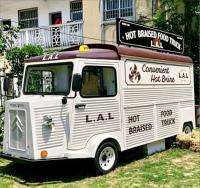 Camión de Comida Shawarma y Kebab con Asador Vertical y Preparación de Ensaladas Frescas, Comida Callejera Mediterránea para Ciudades Europeas