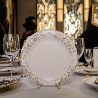 Assiette de présentation ronde classique en plastique PP de 13 pouces, motif végétal, peinte à la main, faite à la main, en vrac, pour la décoration de fêtes et de mariages