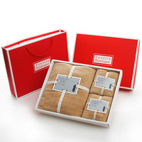 Ensemble de trois serviettes en polaire corail avec broderie du logo et motif porte-bonheur 'Xi' pour anniversaires, mariages et célébrations de longévité