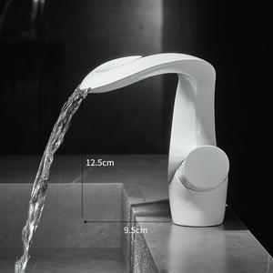 Grifo de latón creativo contemporáneo de un solo manípulo y un solo orificio para lavabo de encimera, grifo <span class=keywords><strong>cascada</strong></span> con válvula de cerámica para grifos de baño - Product Image 3