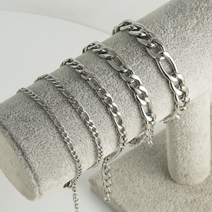 Bracciale <span class=keywords><strong>a</strong></span> catena classico in acciaio inossidabile placcato oro 18 carati per uomo e donna, gioiello regalo impermeabile e resistente all'ossidazione, stile Figaro Cubano - Product Image 1