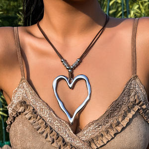 Gargantilla de Metal para mujer, collar con colgante de terciopelo, diseño de corazón grande a la moda para fiesta, boda o regalo - Product Image 3