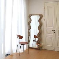Miroir de maquillage moderne en verre ondulé pleine longueur tendance pour la décoration de la maison avec support au sol personnalisé pour la chambre des filles et le salon