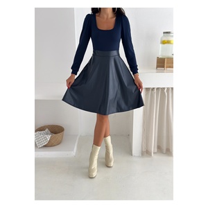 Jupe évasée en cuir bleu marine à col carré et manches longues pour femme - Product Image 2