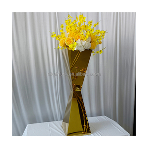 Supporto per fiori in oro per decorazione di nozze a forma di piramide in acciaio inossidabile per fiori da sposa e piedistallo per torta - Product Image 1