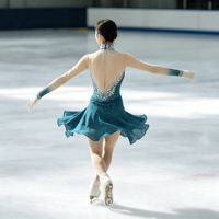 Costume de patinage artistique bleu sarcelle, col halter, dos en V profond, robe ornée de strass, manches longues en maille pour filles et adultes, performance sur glace