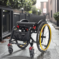 Fauteuil roulant sport manuel pliable en aluminium léger WI5803 de 26 pouces, dossier souple, jante de poussée en forme de D dorée, amortisseur