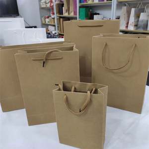 Sac cadeau en papier kraft noir, blanc et marron de luxe personnalisé KM, motif de mon logo avec poignée en ruban - Product Image 2