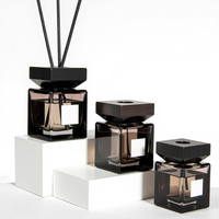 Flacon diffuseur de parfum en verre noir carré de luxe Solent Custom 50ml 100ml 150ml 200ml avec bouchon en bois pour huile aromathérapeutique