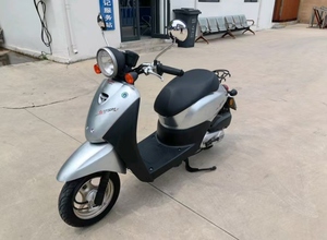 รถสกู๊ตเตอร์ Sundiro Ho Today <span class=keywords><strong>50cc</strong></span> รุ่นเรโทร เครื่องยนต์ 49cc สูบเดียว ระบายความร้อนด้วยอากาศ พร้อมเบาะนั่งต่ำ 715 มม. ผลิตในมณฑลเจียงซู - Product Image 5