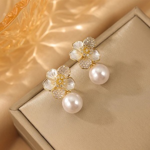 Pendientes de Botón de Lujo para Mujer, Estilo Dulce con Circonita y Perla, Diseño Floral Estilo Bosque, Versátiles y Elegantes - Product Image 3