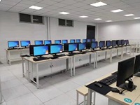 Bureau de travail moderne avec panneau de discrétion, plateau en bois, bureau informatique robuste avec structure métallique, mobilier de poste de travail pour bureau à domicile