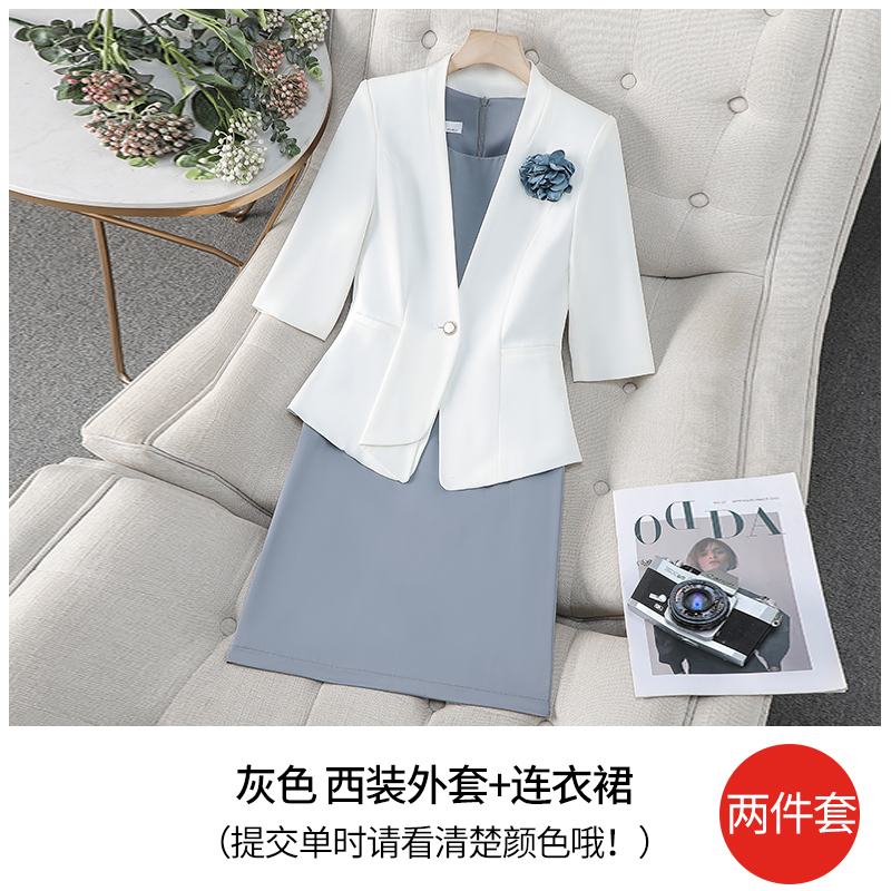 Abrigo blanco + vestido gris