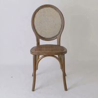 Chaise de salle à manger moderne en rotin rond avec dossier en cannage et structure en bois massif, idéale pour les mariages, événements, banquets et locations.