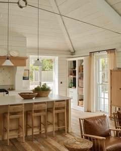 Cuisine américaine sur mesure Vermonhouzz avec des tabourets <span class=keywords><strong>de</strong></span> <span class=keywords><strong>bar</strong></span> en <span class=keywords><strong>rotin</strong></span> et un crédence en carreaux floraux pour un intérieur haut <span class=keywords><strong>de</strong></span> gamme - Product Image 5