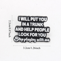 Broche simple style Ins pour femme, noir et blanc, lettre classique, en alliage de zinc, pour sacs à dos et usage quotidien