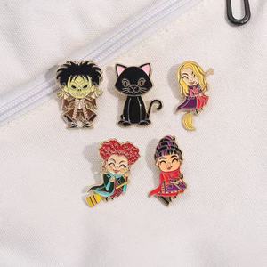 Venta al por mayor película personaje Pin insignia lindo dibujos animados divertido montar escoba Gato Negro estilo broche de alta calidad Chic suave esmalte Pin - Product Image 3