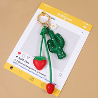 Porte-clés en cuir fait main avec cactus vert et fraise rouge, accessoire de sac mignon avec anneau doré, cadeau idéal pour les amateurs de plantes et de fruits