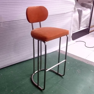 Chaise de bar moderne et élégante en aluminium avec dossier incurvé, siège durable de hauteur de comptoir pour <span class=keywords><strong>restaurant</strong></span> et usage commercial - Product Image 5