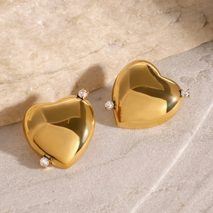 Boucles d'oreilles clous plaquées or en forme de cœur avec incrustation de diamants pour occasion spéciale - Product Image 3