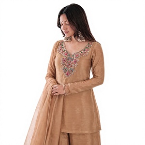 Presentamos el Nuevo Conjunto de Fiesta Reversible para Mujer, Listo para Usar, Sin Arrugas, con Top-Plazzo y Dupatta con Bordados, Lentejuelas y Cuentas - Product Image 1