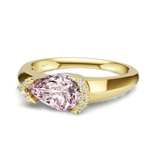 Anello da Sposa Originale di Alta Gioielleria per Donna in Argento 925 Placcato Oro con Gemma di Zirconia Cubica Rosa a Pera dal Design Unico e Minimalista - Product Image 3