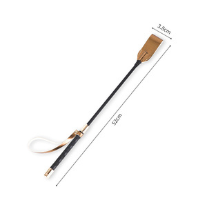 Látigo de cuero sintético en colores oro y plata con superficie de impacto suave para juegos de rol y castigo para adultos. - Product Image 5