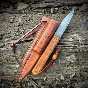Cuchillo vikingo hecho a mano con hoja de acero al carbono, mango de madera artesanal grabado, funda de cuero con símbolos solares o signos del sol. - Product Image 3