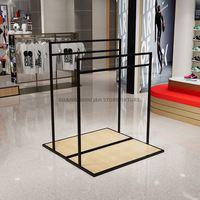 Présentoir de magasin de vêtements de sport modernes Présentoir de vêtements en métal noir Supports de présentation de vêtements suspendus pour t-shirts de sport