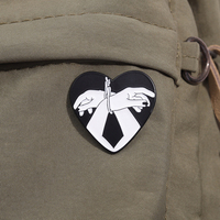 Broche en émail en forme de cœur gothique, mains reliées, design rétro, badge de revers, mode punk, bijoux uniques, vente en gros