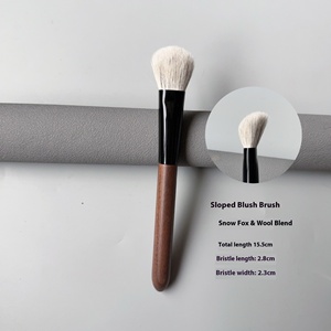 Pinceau à blush en poils de chèvre mélangés Walnut Snow Fox, pinceau à blush en forme de cœur de pêche, illuminateur à haute brillance, pinceau de maquillage unique pour le visage - Product Image 3