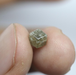 เพชรดิบสีเขียวธรรมชาติ 1.39 กะรัต รูปทรงลูกบาศก์ สำหรับคอลเลกชันเครื่องประดับสุดหรู Dream Diamond รุ่นขายดี - Product Image 2