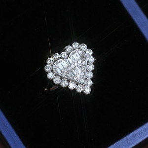 Anello Geometrico a Cuore Traforato per Donne, Gioiello da Dito Scintillante e alla Moda - Product Image 4