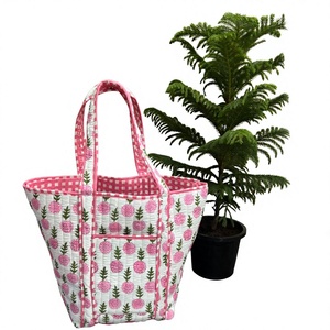Sac fourre-tout en coton matelassé à imprimé floral fait main, sac de plage, sac de voyage, sac de demoiselle d'honneur, cadeau pour maman - Product Image 1