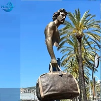 Statue de voyageur abstraite en cuivre moulé, figurine d'art urbain moderne personnalisée en métal