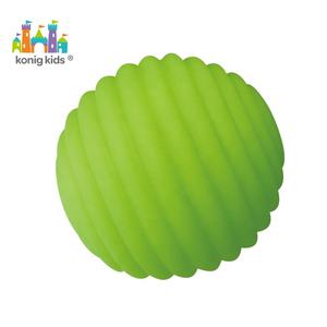 Jouets sensoriels écologiques en caoutchouc pour bébés Konig Kids, 4 pièces, balles texturées qui couinent, balles douces pour bébés, jouets d'apprentissage précoce, 0-24 mois - Product Image 3