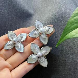 Sweet Zircon Flower <b>Brooch</b> Beimu Chest Pin French <b>Fashion</b> Simple High-End Temptation Female Niche Accessories - Product Image 5