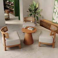 Ensemble de table et fauteuils en rotin et bois massif, style moderne et personnalisé, pour café, restaurant, librairie, salon commercial.