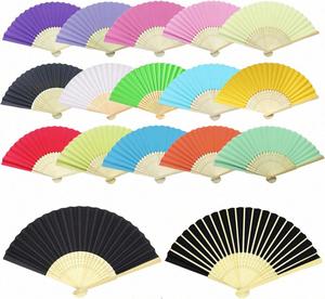 Éventail portable en bambou sculpté avec libellule peinte, design d'art populaire, idéal pour cadeau d'affaires, fête, promotion ou événement spécial. - Product Image 1