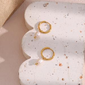 أقراط حلقية من اللؤلؤ من الفولاذ المقاوم للصدأ مطلية بالذهب وبسيطة عصرية بنمط هندسي رائجة البيع لهدايا الحفلات من نوع واحد - Product Image 6