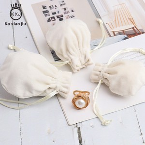 Sac cadeau en velours à fond rond avec cordon en brocart, logo personnalisable, blanc, 7x8, pour le rangement des lunettes et des bijoux - Product Image 3