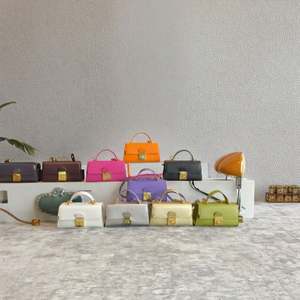 Bolsa de compras de algodón laminado con yute teñido naturalmente, estilo bohemio con rayas rojas y asa reforzada. - Product Image 2