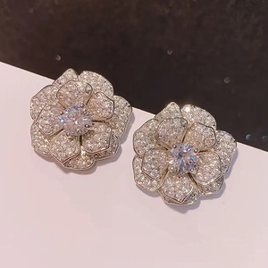 Orecchini a Fiore in Oro Bianco con Diamanti, Taglio Brillante Rotondo, Colore D, Gioielli Naturali da Sposa, Stile Romantico da Donna - Product Image 4