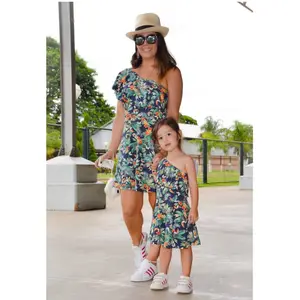 Vestido com gola, vestido de moda, roupa de mãe e filha, estampa floral, um ombro, plissado