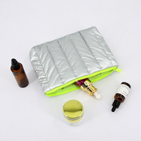 Sacs de maquillage rembourrés en nylon personnalisés OEM, pochettes de beauté matelassées, organiseur à fermeture éclair, sacs cosmétiques pour l'extérieur