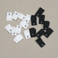 Étiquettes tissées de taille de vêtement blanc populaire étiquettes de robe en tissu plat avec logo de nom noir personnalisé