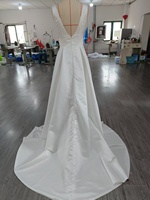 Robe de mariée princesse moderne 2026 pour femmes grandes tailles, bien conçue avec traîne chapelle, fente et décoration drapée, abordable